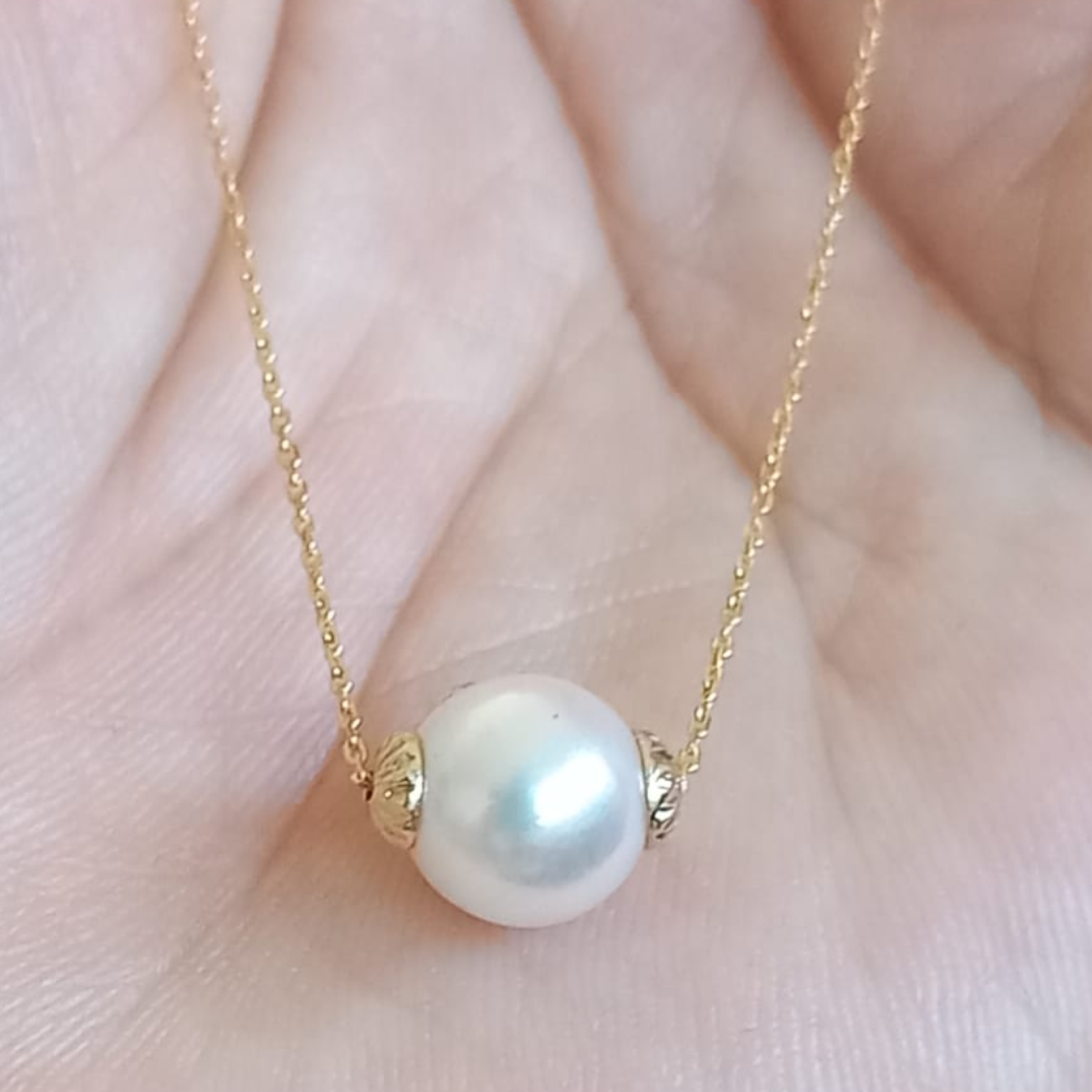 Colier cu Perlă Naturală Rară Akoya 7,5–8 mm, Calitatea AAA+, Aur 14K, Vedere Frontală, Context de Purtare